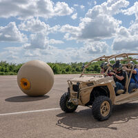 Dos estudiantes han hecho realidad el invento que la NASA archivó en un cajón: un robot esférico incapaz de volcar