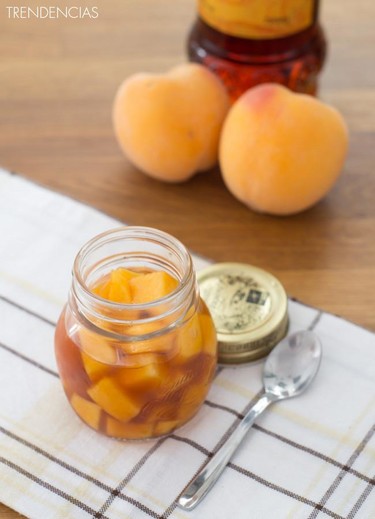 Melocotones al vino dulce. Receta de postre 