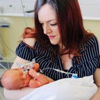 Un bebé con espina bífida es operado a las 27 semanas de embarazo en el útero materno, mediante la cirugía de 'ojo de cerradura'