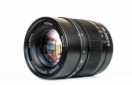 Mitakon Speedmaster 65mm F1.4: El objetivo chino más luminoso para cámaras GFX de formato medio de Fujifilm