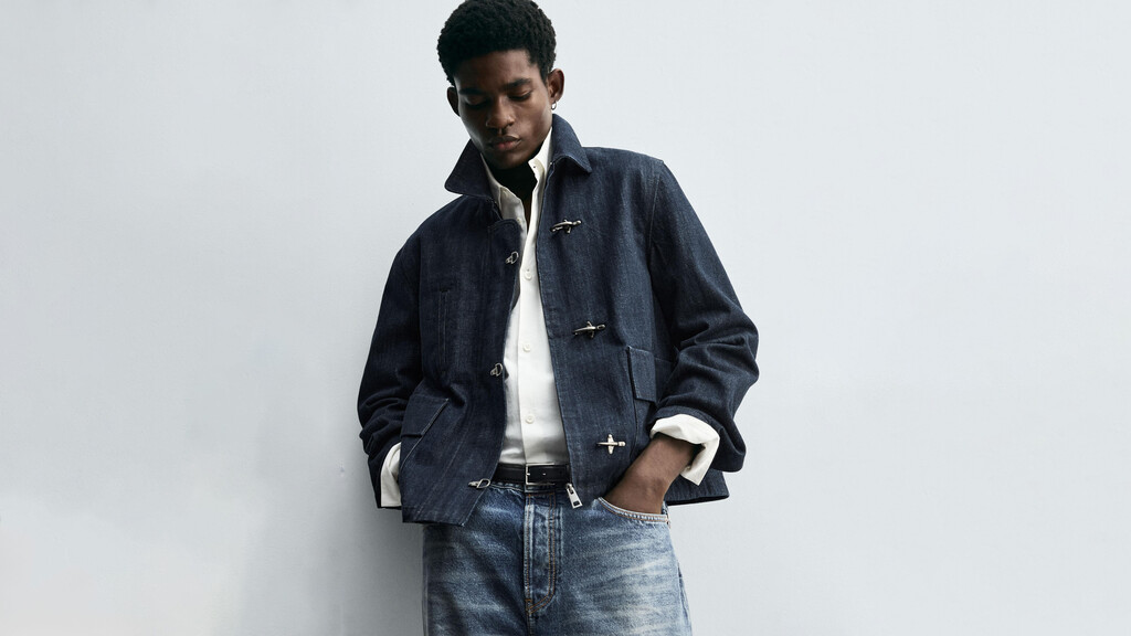 La gente se está lanzando a por la nueva chaqueta vaquera marinera de Zara con cierres de alamar: estilazo a 60 euros