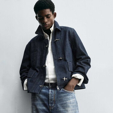 Todo mundo quiere esta chaqueta viral de Zara: una reinterpretación en denim de una pieza marinera con cierres de alamar que garantiza estilazo por 60 euros