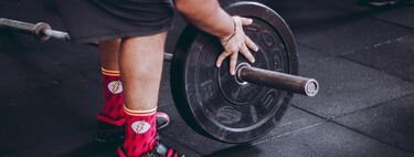 Tengo obesidad, ¿puedo hacer pesas? Esto es lo que la ciencia dice al respecto 