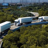 A China já possui uma alternativa para a escassez de motoristas de caminhão: caminhões elétricos autônomos em comboio, com um único motorista responsável por cinco veículos 