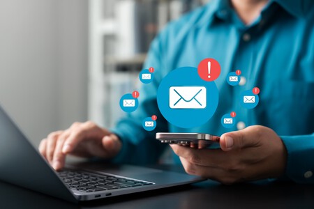 trabalhador com celular em mãos repleto de notificações