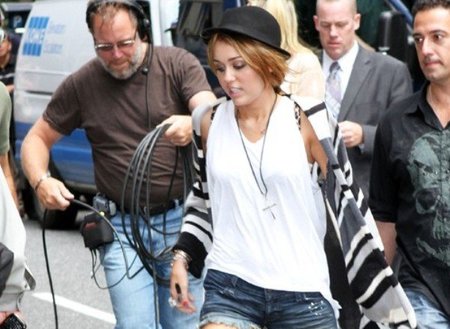 El nuevo tatuaje y corte de pelo (de 10 horas) de Miley Cyrus