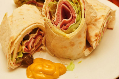 Los wraps o tortillas enrolladas no son menos calóricos que las hamburguesas