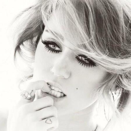 Miley Cyrus está grabando nuevo disco, porque de películas mejor ni hablamos