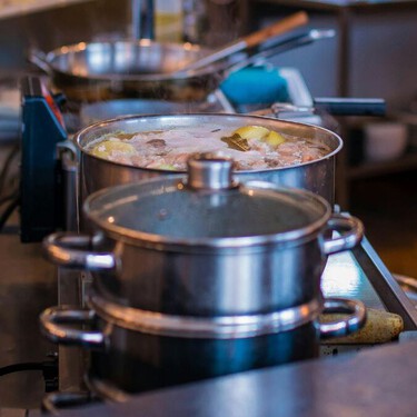 El truco más fácil para organizar las tapas de tus ollas: y no, no es meterlas en el horno de la estufa