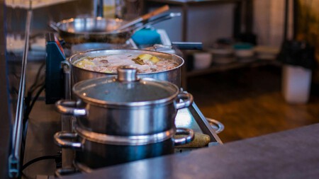 El truco más fácil para organizar las tapas de tus ollas: y no, no es meterlas en el horno de la estufa