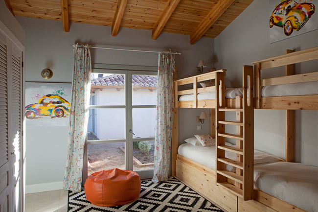 Baños de microcemento, baldosas hidráulicas y suelos de piedra natural