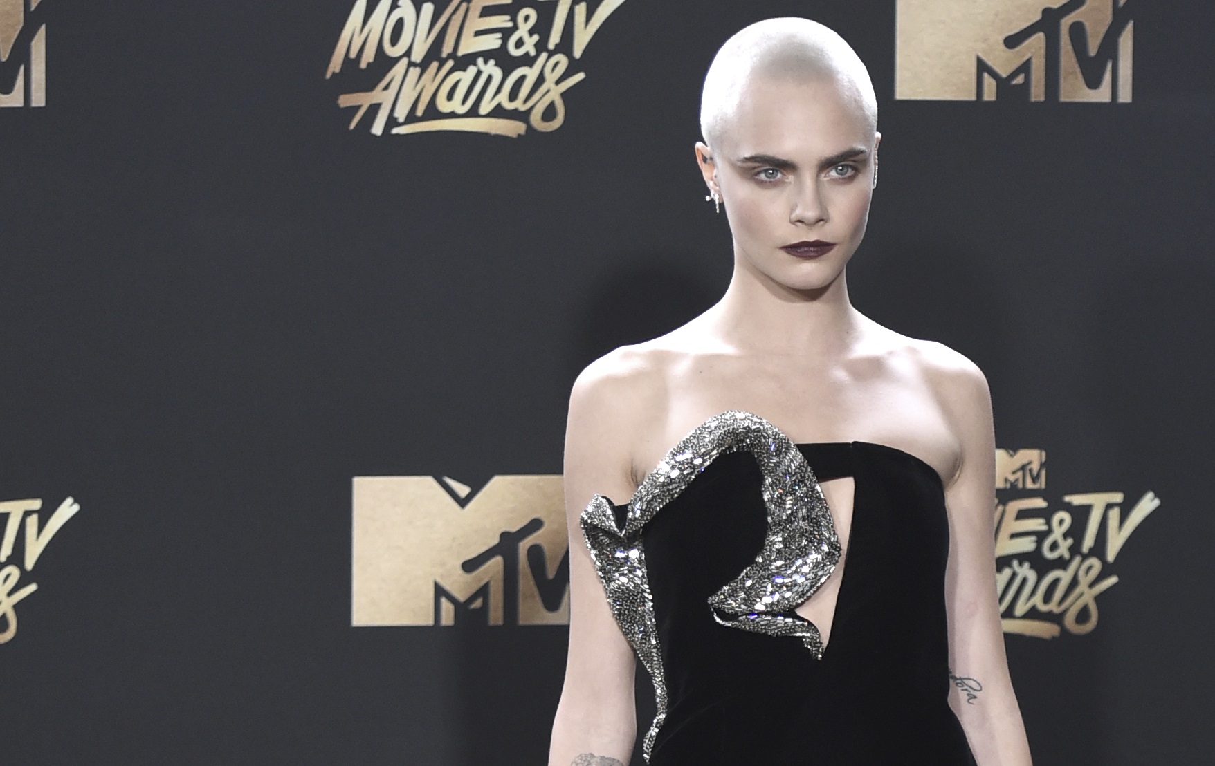 Cara Delevingne explota al máximo su nuevo look andrógino