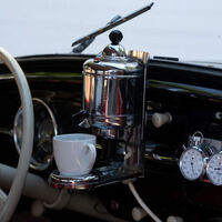 Volkswagen puso una cafetera en el salpicadero del Escarabajo antes de que los posavasos llegaran a los coches: hoy es un accesorio de coleccionista