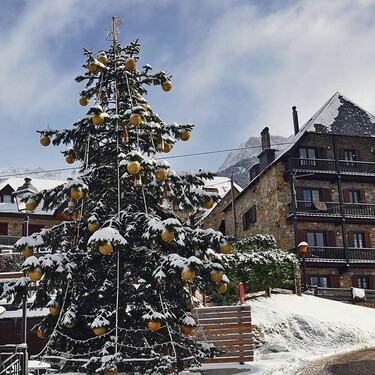 El pueblo español más tranquilo para una escapada de invierno: montaña, nieve, silencio y luces de Navidad