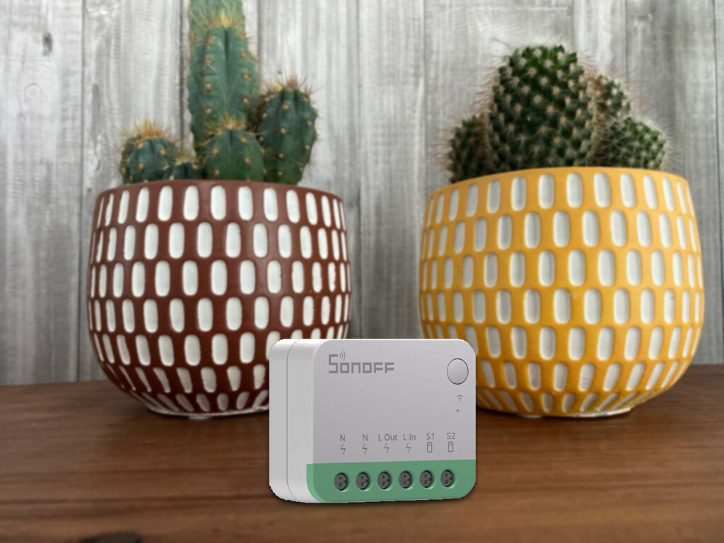 Tenía el pasillo lleno de bombillas “tontas”. Así las he conectado a Internet con un relé escondido en la pared