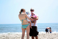 Guía práctica para pasar desapercibidos en la playa siendo padres primerizos (II)