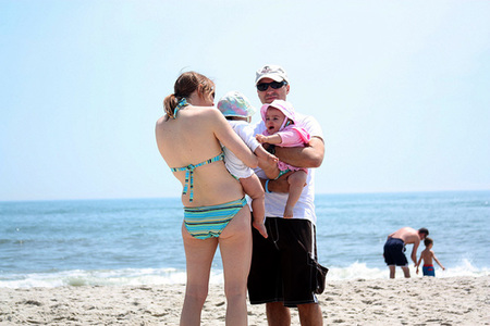 Guía práctica para pasar desapercibidos en la playa siendo padres primerizos (II)