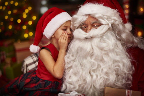 Los niños que han descubierto la verdad sobre los regalos de Navidad, pero siguen el juego