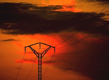 Si el agua erosiona el curso de un río ¿los electrones erosionan un circuito eléctrico?