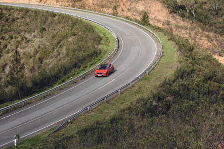 Jaguar I-PACE First Edition en curva