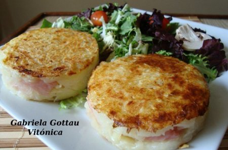 Patatas rösti con jamón y hojas verdes. Receta saludable