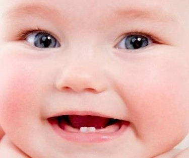 Cómo limpiar los dientes del bebé