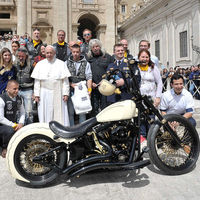 Esta moto firmada por el Papa y repleta de símbolos cristianos se subastará para ayudar a los niños de Uganda