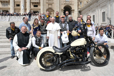 Esta moto firmada por el Papa y repleta de símbolos cristianos se subastará para ayudar a los niños de Uganda