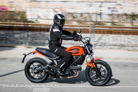 Scrambler Ducati Sixty2 044
