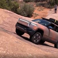 Así supera el SUV eléctrico Rivian R1S una complicada pendiente en el desierto de Moab, en vídeo