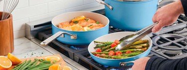 Crecí cocinando con sartenes de teflón hasta que probé la cerámica: estas son las diferencias que encontré