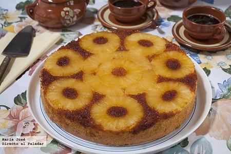 Bizcocho al revés con piña caramelizada, canela y ron. Receta de Lorraine Pascale