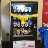 Una escuela instaló una máquina expendedora de libros, ¡y a los niños les encanta! 