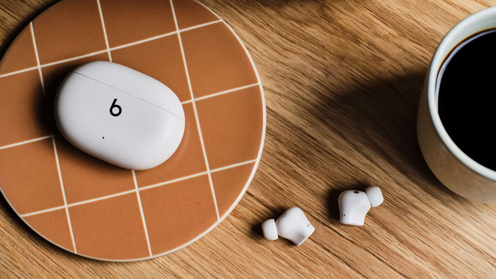 Batería para una jornada de trabajo y sin perder las funciones de Siri: estos auriculares Beats bajan de precio 