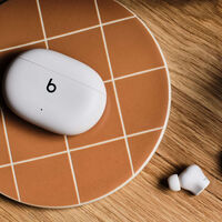 La alternativa barata de los AirPods Pro baja de precio: unos auriculares Beats disponibles en tres colores