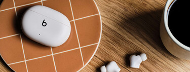 La alternativa barata de los AirPods Pro baja de precio: unos auriculares Beats disponibles en tres colores