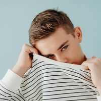 Si a tu hijo adolescente le está cambiando la voz no lo avergüences: así puedes acompañarlo 