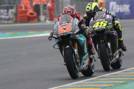 Valentino Rossi da una posible solución al dilema de Yamaha: "El Petronas no me parece un equipo tan malo"