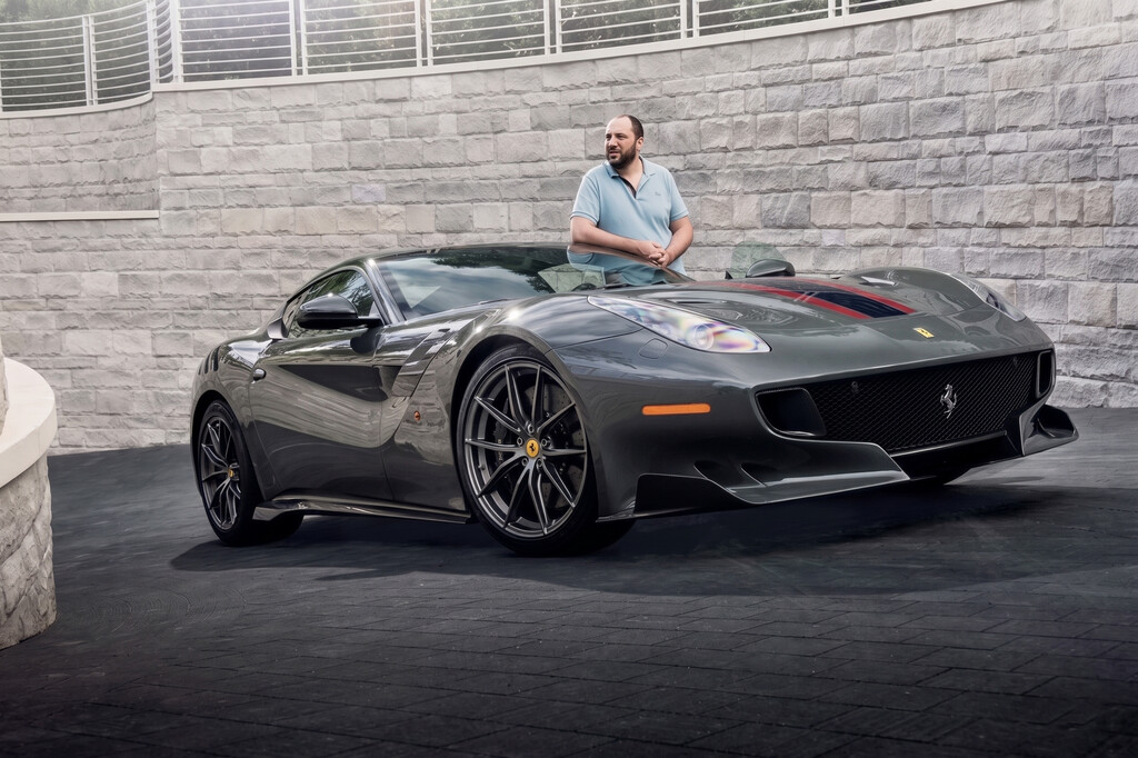 Nació en Ucrania y migró a Estados Unidos buscando una nueva vida. En la actualidad tiene un garaje lleno de Ferraris gracias a WhatsApp