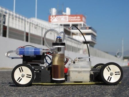 Coche teledirigido propulsado con anillas de refresco