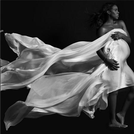 Kelly Rowland enseña su prominente barrigola para Elle