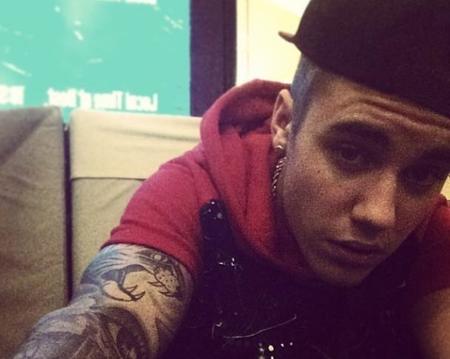 ¡Como un auténtico bebote! Justin Bieber pillado mordiendo el pezón... de una stripper