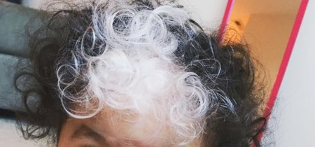 Una bebé nace con un mechón blanco sobre la frente, el mismo que tiene su madre y su abuela