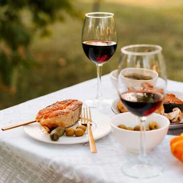 Equilibrado y gastronómico: así es el vino tinto de El Bierzo con 98 puntos Parker que triunfa entre los sibaritas