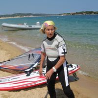 Tiene 98 años, practica windsurf y siempre hace esta dieta:  “Tomo todas las mañanas medio litro de agua con suplemento de magnesio y potasio”