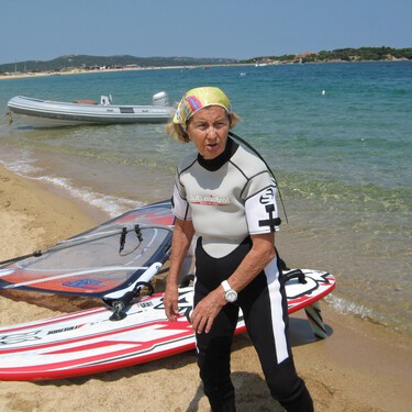 La dieta de la mujer de 98 años que practica windsurf y no come nada hasta las 11:00h: “Me bebo todas las mañanas medio litro de agua con suplemento de magnesio y potasio”
