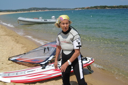 Mujer de 98 años que hace surf