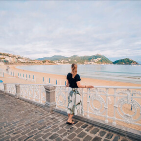 Probablemente, el paseo marítimo más elegante de España: una joya blanca en el Cantábrico con detalles de la Belle Époque 