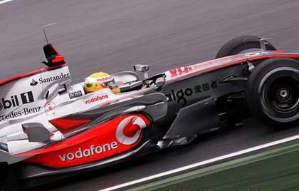 Lewis Hamilton se impone a los Ferrari