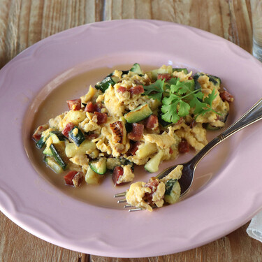 Revuelto de calabacín y jamón ibérico, la receta ideal para una cena ligera y saciante